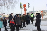 В Гурьевске школьники вместе с полицейскими и учителями закрепили алгоритмы безопасного перехода дороги