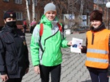 В Гурьевске полицейские и юные инспекторы движения разъясняют детям правила безопасности пассажиров