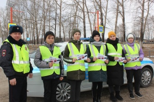 В поселке Урск полицейские и юные инспектора дорожного движения организовали профилактическое мероприятие «Пристегнись – это важно»