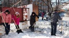Продолжаются субботники по уборке снега